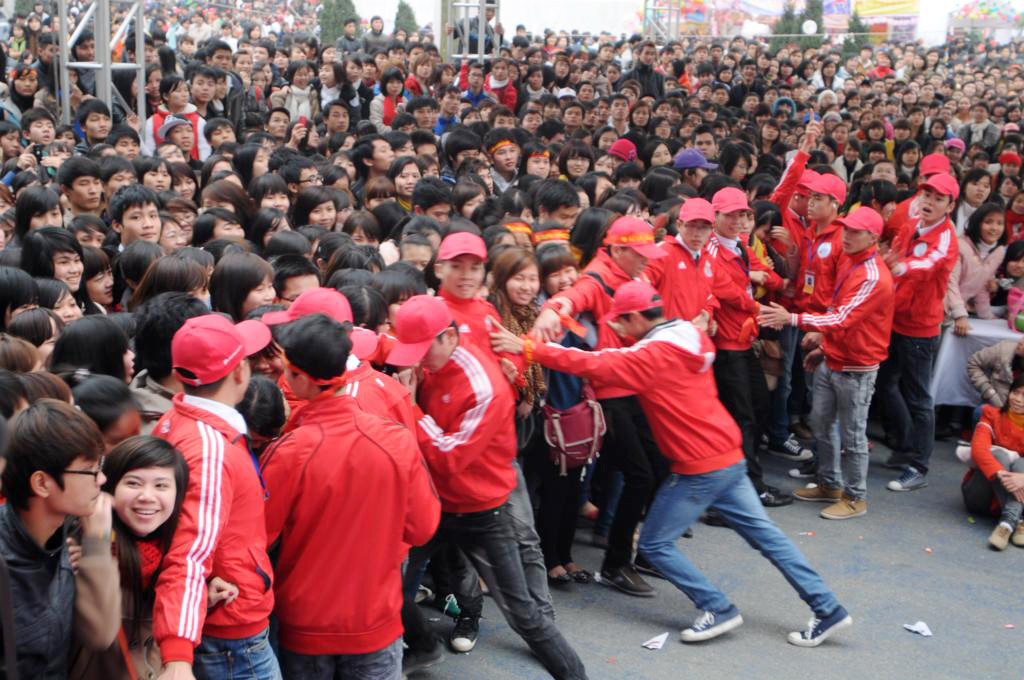 Biển người đông nghịt khiến các tình nguyện viên phải căng sức để giữ trật tự