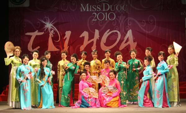 Màn chào hỏi ấn tượng của 20 thí sinh trong đêm Chung kết