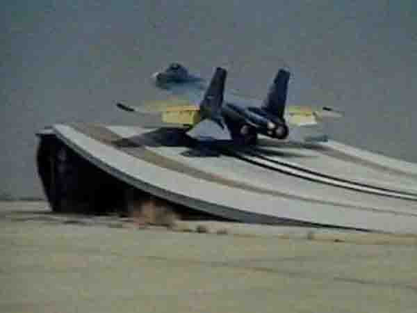 Không quân Trung Quốc luyện tập cất cánh theo kiểu sky-jump trên mô hình đường băng của tàu sân bay. Không quân Trung Quốc luyện tập cất cánh theo kiểu sky-jump trên mô hình đường băng của tàu sân bay