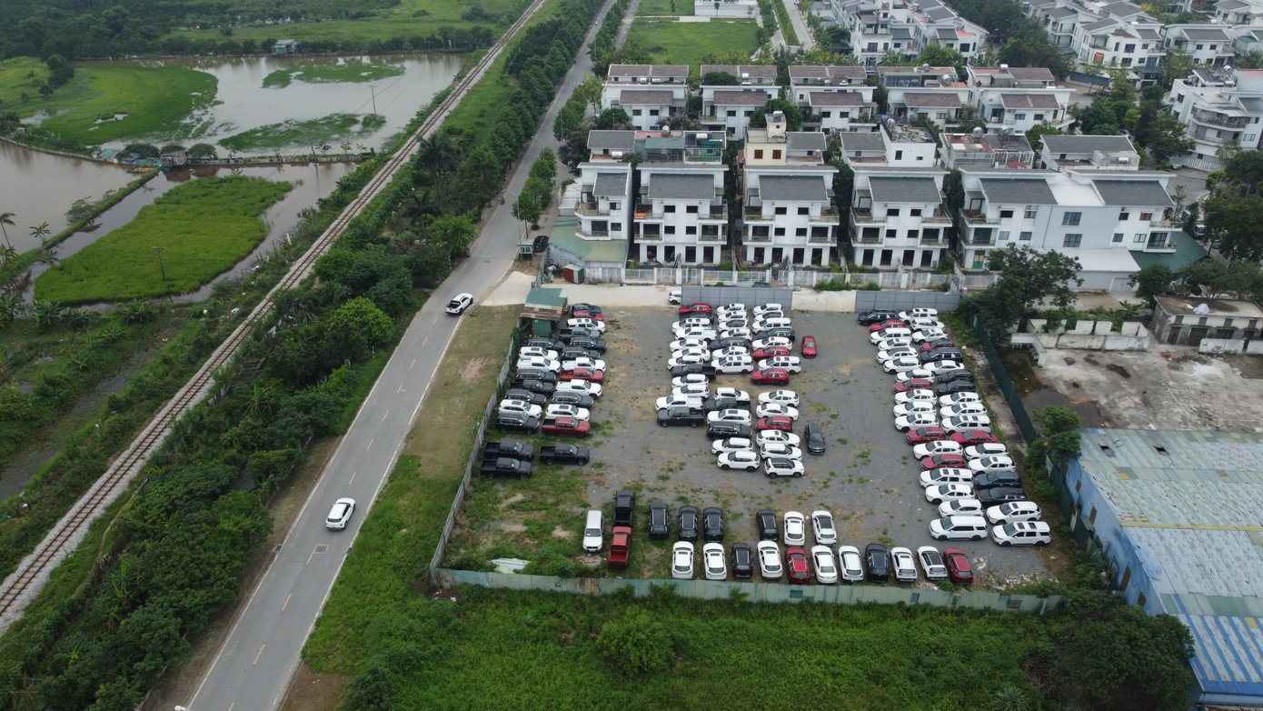 Sau khi nhận được phản ánh của phóng viên báo Tiền Phong, đại diện lãnh đạo UBND quận Nam Từ Liêm đã yêu cầu UBND phường Xuân Phương rà soát, báo cáo. Đại diện UBND phường Xuân Phương cho biết, UBND phường đã lập đoàn kiểm tra ô đất ký hiệu CT5F vào ngày 20/5/2024. Ô đất thuộc quyền sở hữu của Công ty Kova, đơn vị này trúng đấu giá khu đất trên, hiện đang liên danh, hợp tác tập kết ô tô mới. Các ô tô mới này không có xăng, UBND phường Xuân Phương đã yêu cầu Công ty Kova liên hệ với Đội PCCC, Công an quận Nam Từ Liêm để xây dựng phương án và kế hoạch PCCC&amp;CNCH. Đồng thời bổ sung chứng chỉ tập huấn, bổ sung bình bọt chữa cháy theo quy định.