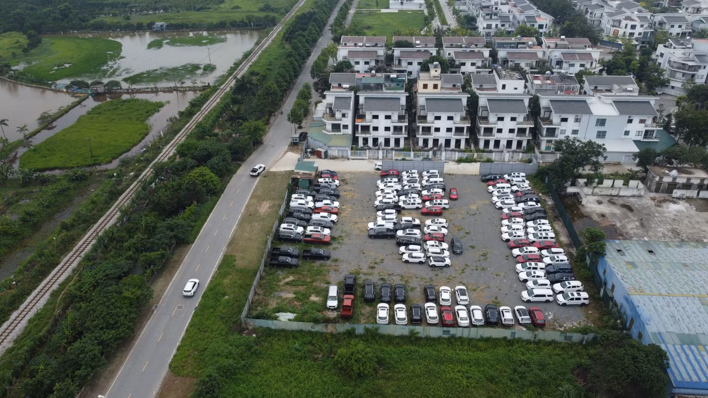 Sau khi nhận được phản ánh của phóng viên báo Tiền Phong, đại diện lãnh đạo UBND quận Nam Từ Liêm đã yêu cầu UBND phường Xuân Phương rà soát, báo cáo. Đại diện UBND phường Xuân Phương cho biết, UBND phường đã lập đoàn kiểm tra ô đất ký hiệu CT5F vào ngày 20/5/2024. Ô đất thuộc quyền sở hữu của Công ty Kova, đơn vị này trúng đấu giá khu đất trên, hiện đang liên danh, hợp tác tập kết ô tô mới. Các ô tô mới này không có xăng, UBND phường Xuân Phương đã yêu cầu Công ty Kova liên hệ với Đội PCCC, Công an quận Nam Từ Liêm để xây dựng phương án và kế hoạch PCCC&amp;CNCH. Đồng thời bổ sung chứng chỉ tập huấn, bổ sung bình bọt chữa cháy theo quy định.