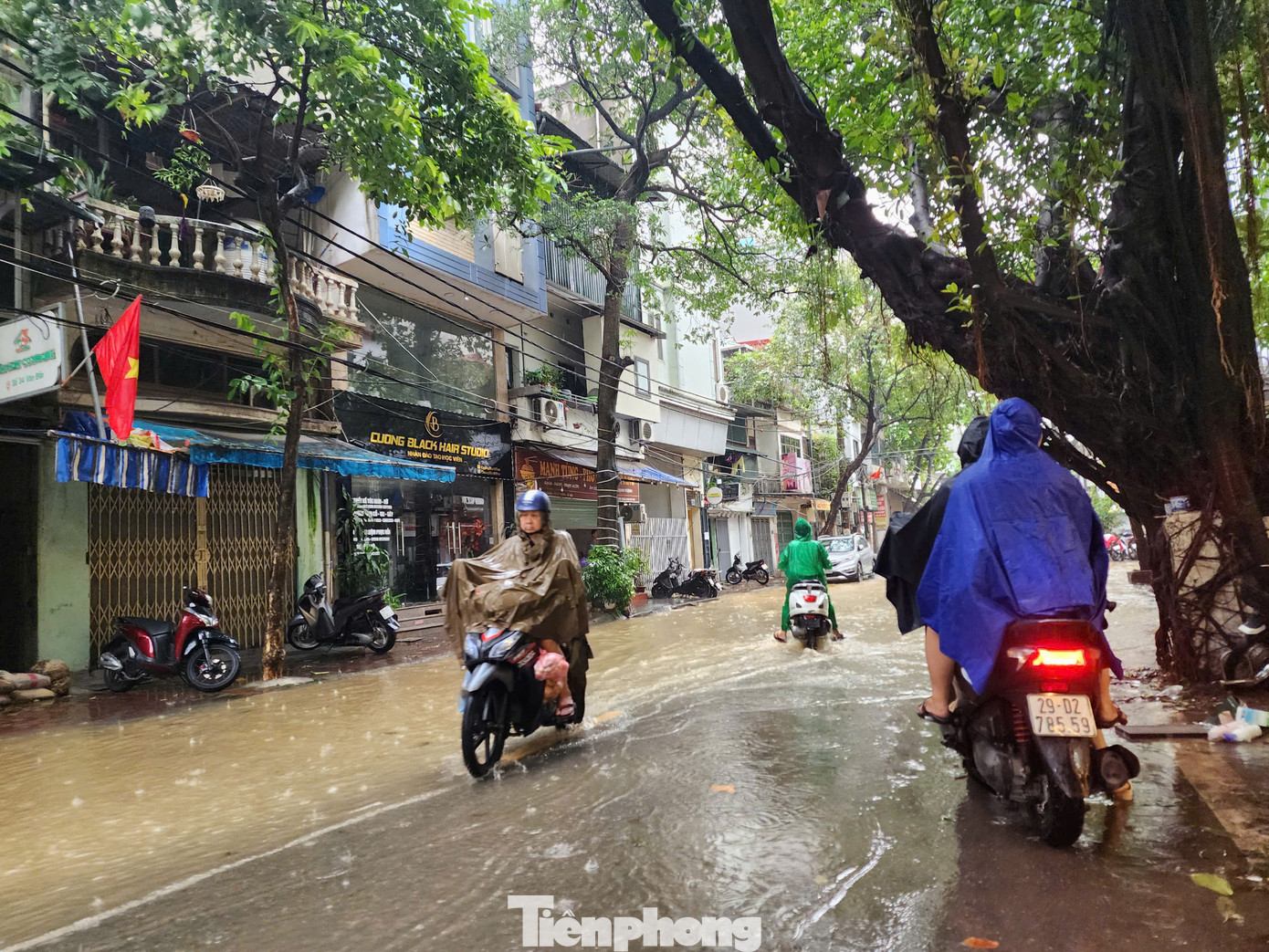 Bà Quách Ngọc Thủy, Bí thư phường Bạch Đằng cho biết, hiện trên địa bàn phường xuất hiện nhiều điểm ngập sâu. Ngay trong đêm 10/9, phường Bạch Đằng đã di dời 103/250 hộ dân ở gần bờ sông. "Trước 17h chiều nay, cơ quan chức năng sẽ di dời nốt các hộ dân còn lại để đảm bảo an toàn tính mạng và tài sản cho người dân", bà Thủy nói.