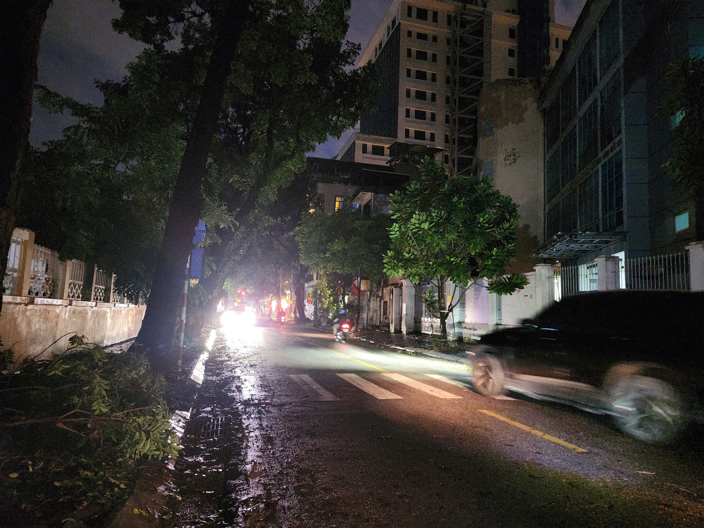 Một tuyến phố trên địa bàn quận Hai Bà Trưng không có đèn gây khó khăn cho người tham gia giao thông Một tuyến phố trên địa bàn quận Hai Bà Trưng không có đèn gây khó khăn cho người tham gia giao thông