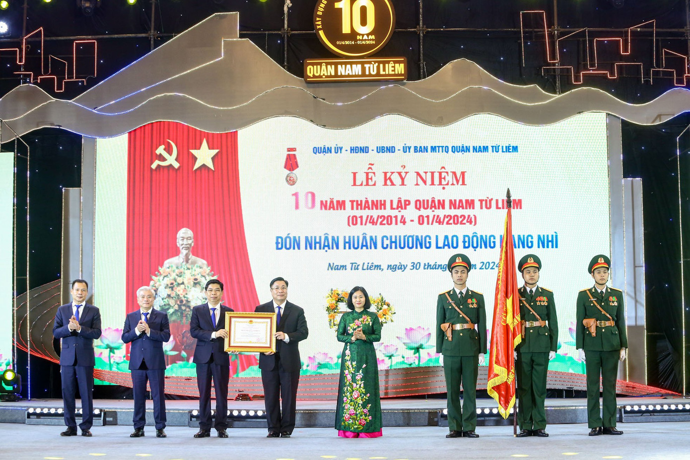 Thừa ủy quyền Chủ tịch nước, Phó Bí thư Thường trực Thành ủy Hà Nội Nguyễn Thị Tuyến trao Huân chương lao động hạng Nhì tặng quận Nam Từ Liêm Thừa ủy quyền Chủ tịch nước, Phó Bí thư Thường trực Thành ủy Hà Nội Nguyễn Thị Tuyến trao Huân chương lao động hạng Nhì tặng quận Nam Từ Liêm