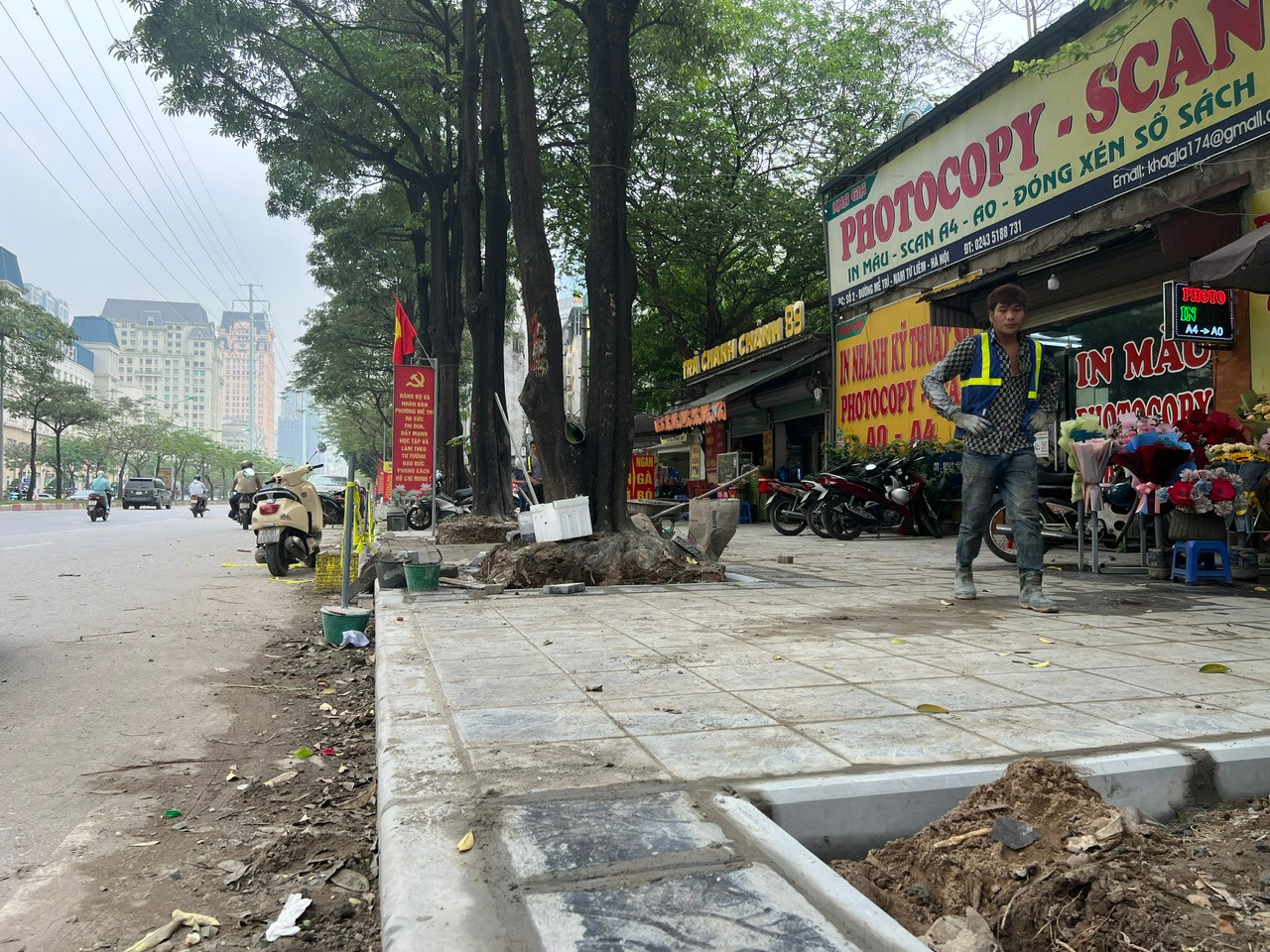 Trái với hình ảnh cứ cuối năm đào xới, biến vỉa hè phố phường Hà Nội thành "đại công trường", nhiều tuyến đường đã được thi công, lát vỉa hè ngay từ đầu năm 2024