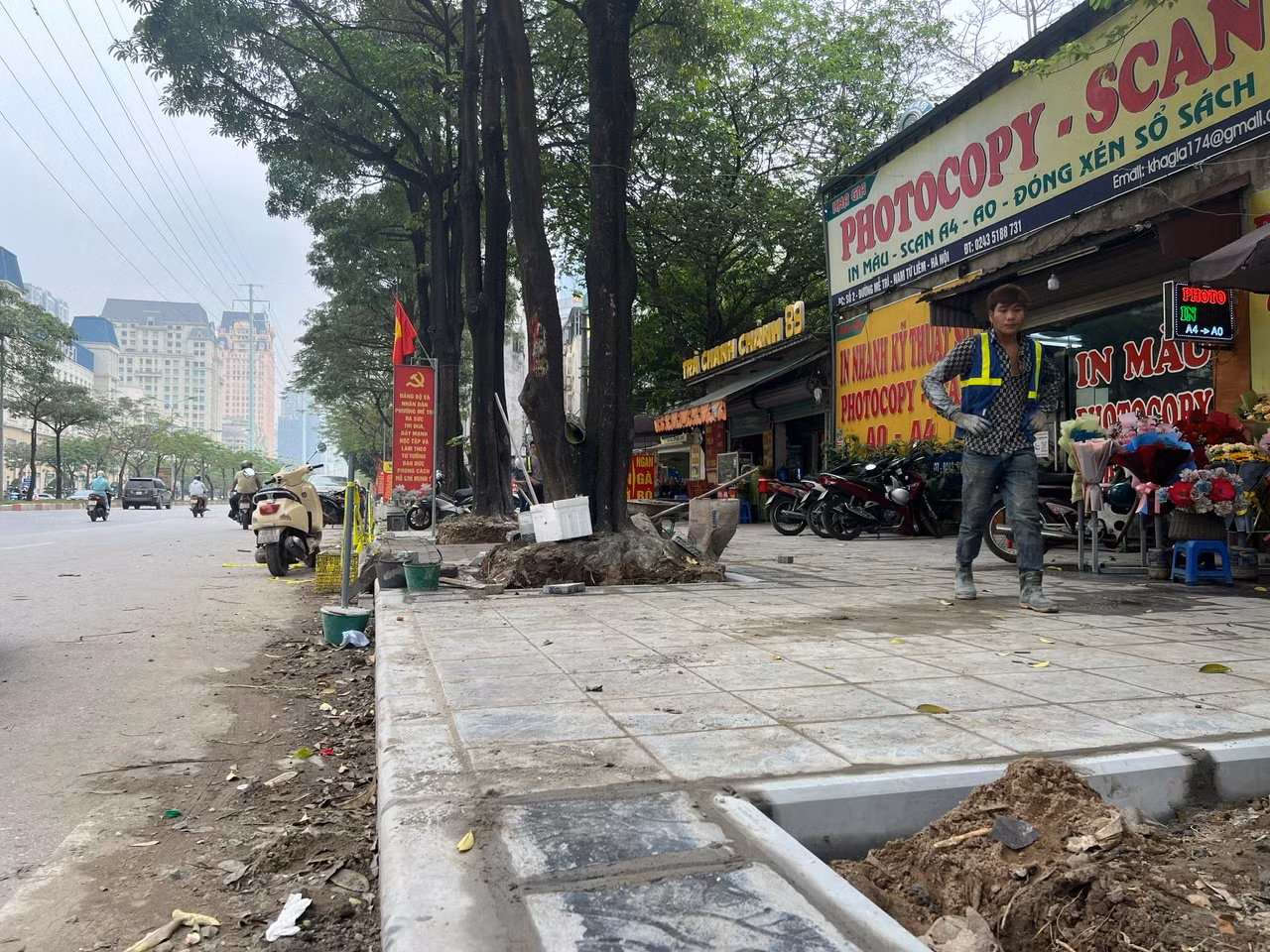 Trái với hình ảnh cứ cuối năm đào xới, biến vỉa hè phố phường Hà Nội thành "đại công trường", nhiều tuyến đường đã được thi công, lát vỉa hè ngay từ đầu năm 2024