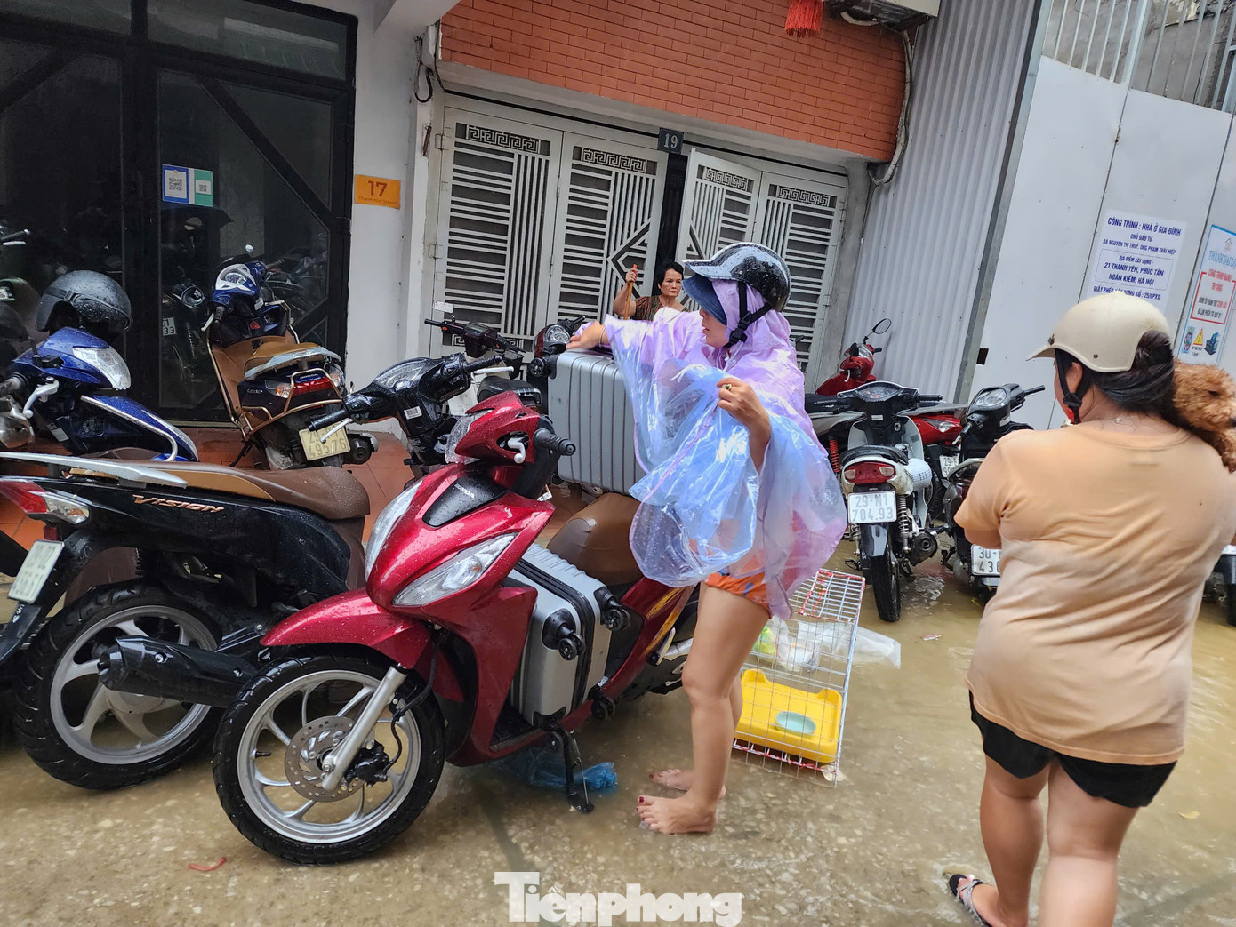 Chị Ngân (người dân phố Phúc Tân) cho biết, gia đình đã ở nhờ nhà người thân trong phố cổ từ 10/9. Chị và chồng đang sắp xếp thêm đồ đạc để di dời ra khỏi nhà một thời gian.