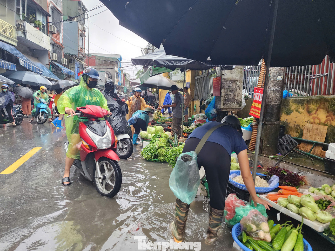 Tại đường Bạch Đằng, các chợ dân sinh vẫn hoạt động.