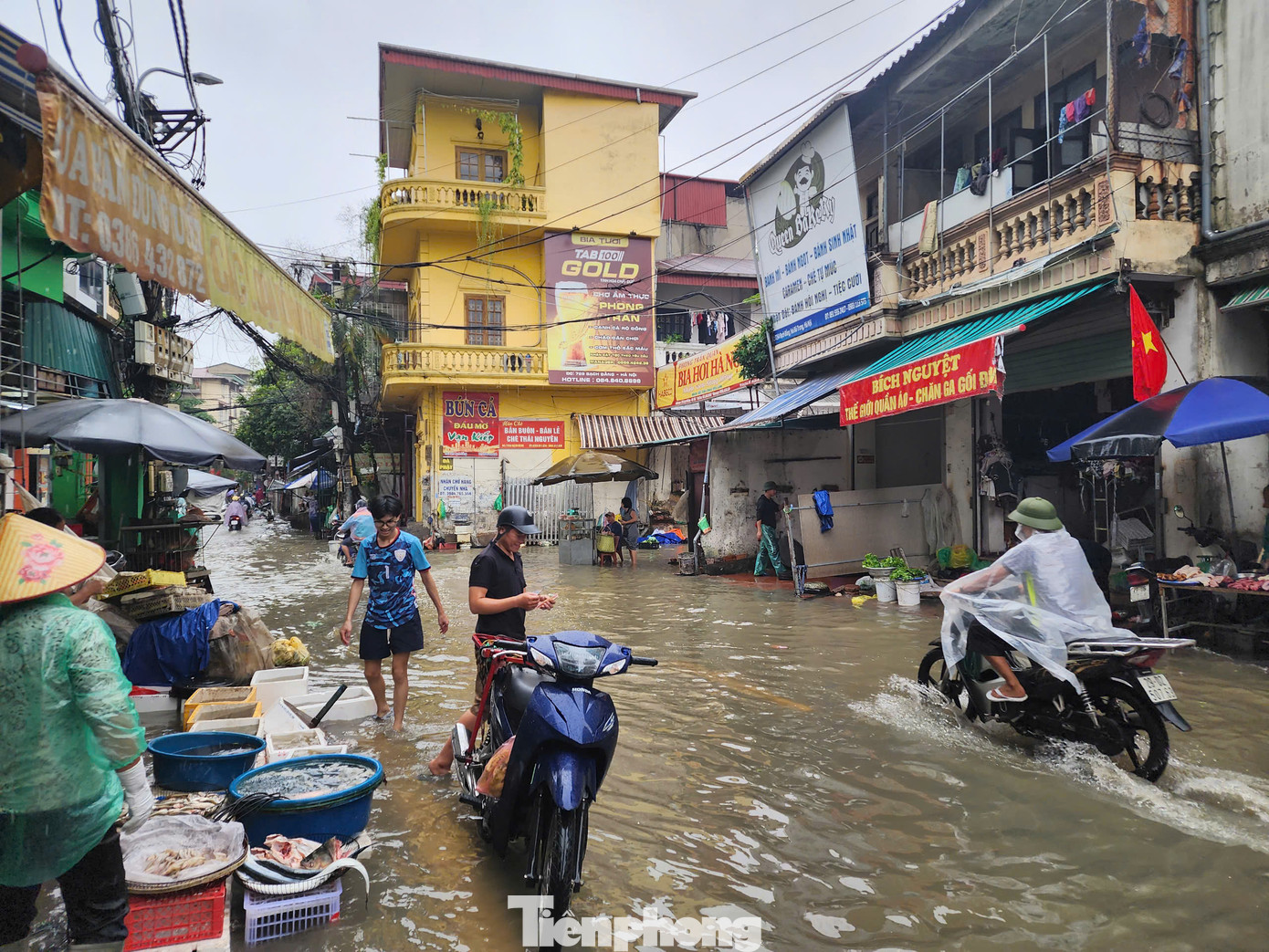 Nhiều điểm ngập trên tuyến đường Bạch Đằng, Vạn Kiếp, Vân Đồn... khiến giao thông gặp khó khăn.