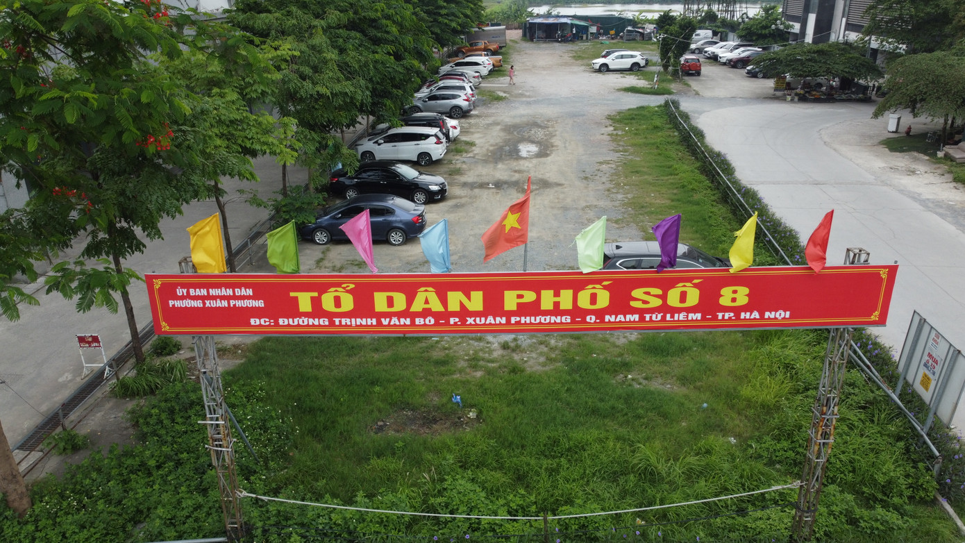 Bãi xe nằm ở tổ dân phố số 8, đường Trịnh Văn Bô, phường Xuân Phương, quận Nam Từ Liêm.