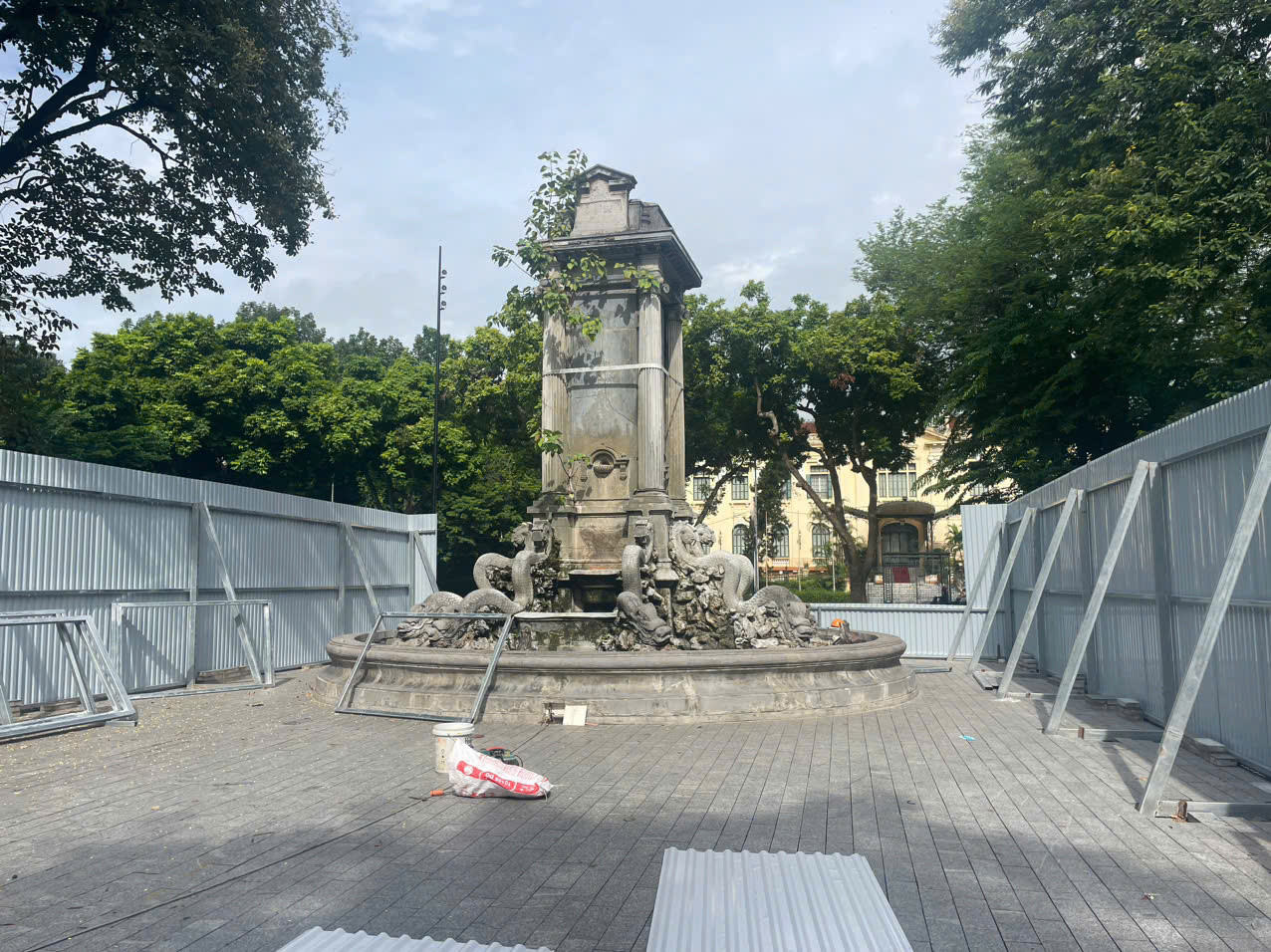 Rào quanh công trình để thực hiện tu bổ Rào quanh công trình để thực hiện tu bổ