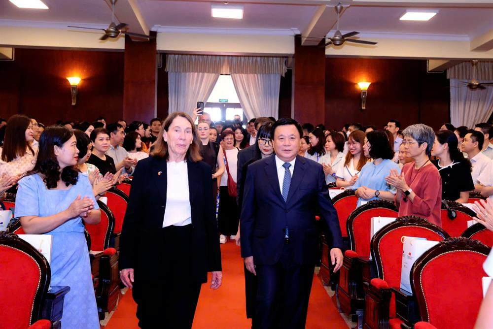 GS,TS Nguyễn Xuân Thắng và Thượng nghị sĩ Sue Lines tại Diễn đàn. Ảnh: MT GS,TS Nguyễn Xuân Thắng và Thượng nghị sĩ Sue Lines tại Diễn đàn. Ảnh: MT