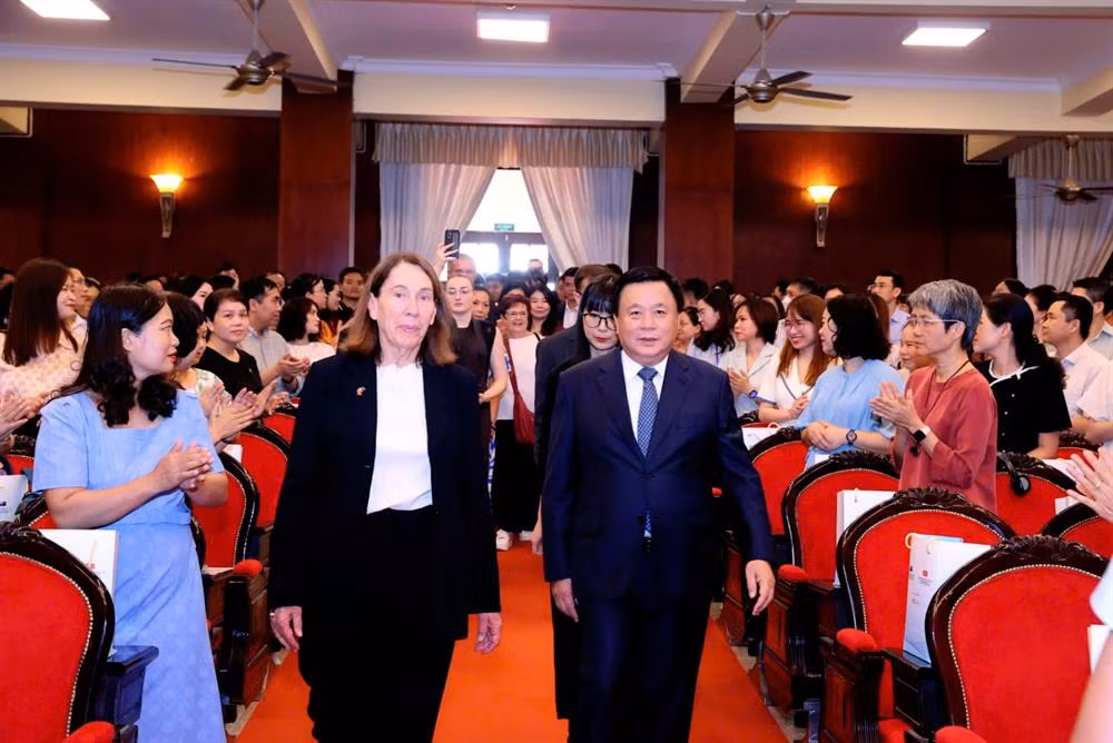 GS,TS Nguyễn Xuân Thắng và Thượng nghị sĩ Sue Lines tại Diễn đàn. Ảnh: MT