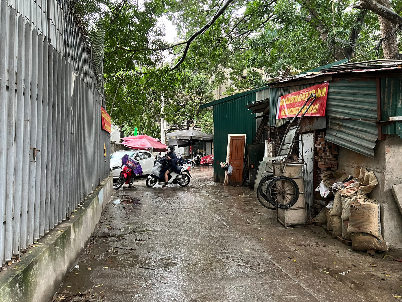 Nhà tạm, nhà kiên cố xây dựng quanh khu vực di tích Gò Đống Thây