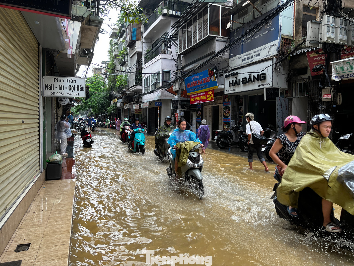 Trên phố Bạch Đằng (phường Chương Dương, quận Hoàn Kiếm) nhiều điểm ngập sâu. Các đoạn ngập đã được cắt điện để đảm bảo an toàn.