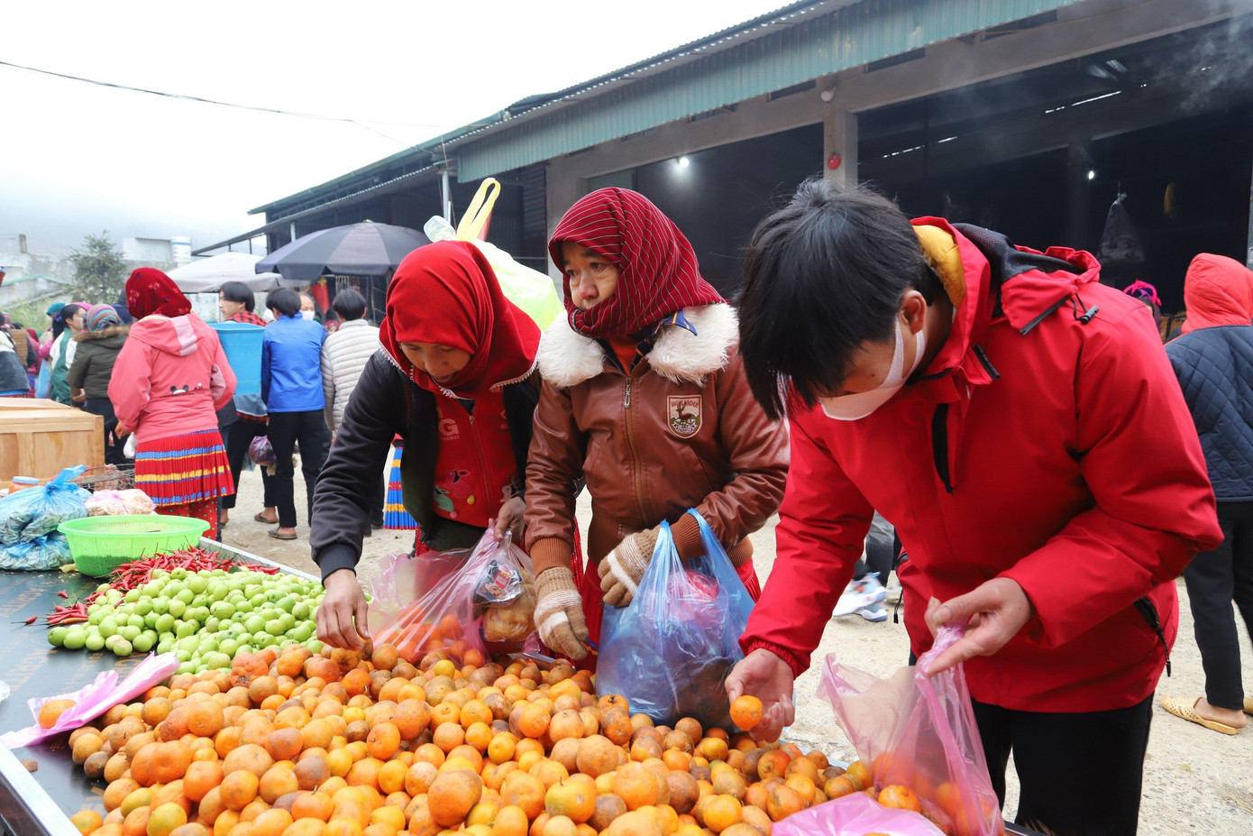 Họ hẹn nhau đến chợ, mặc những bộ quần áo dân tộc sặc sỡ, cùng nhau dạo qua các gian hàng, mua trao cho nhau những kỷ vật trong phiên chợ để chào đón một năm mới.