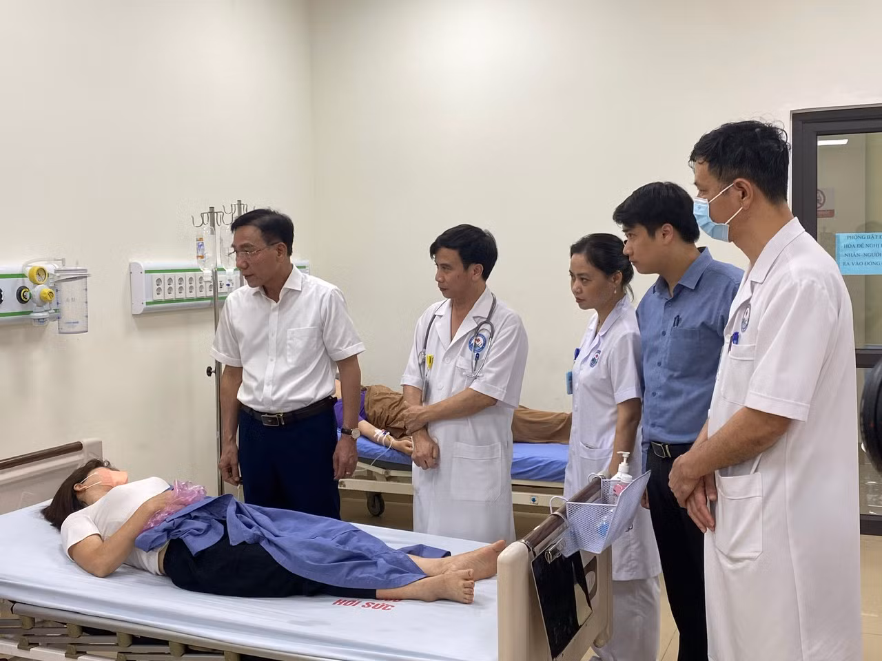 Cơ quan chức năng thăm hỏi, kiểm tra tình trạng sức khỏe các công nhân nghi ngộ độc thực phẩm