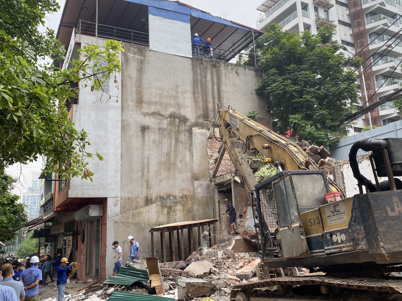 Sau khi công bố các quyết định cưỡng chế, lực lượng chức năng đã tiến hành kiểm đếm, di chuyển tài sản của người dân về nơi tập kết theo quy định