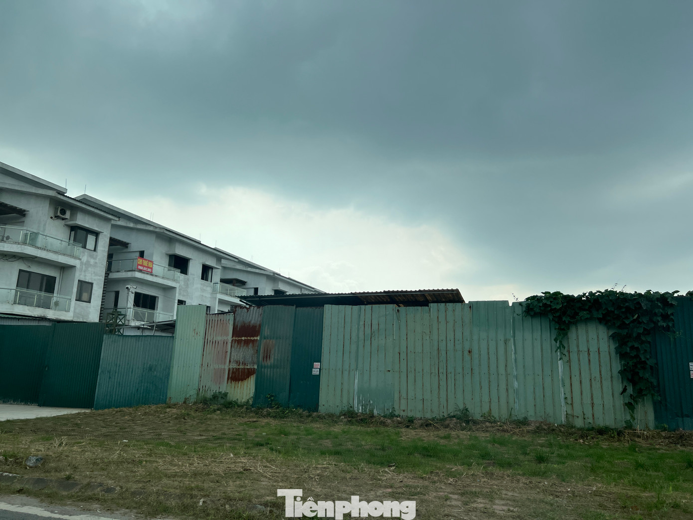 Tại lô CT5F Khu đất đấu giá phường Xuân Phương, một hàng rào tôn mới dựng lên quây kín khu đất. Bên trong xuất hiện hàng trăm chiếc xe ô tô con, trở thành bãi xe khổng lồ.