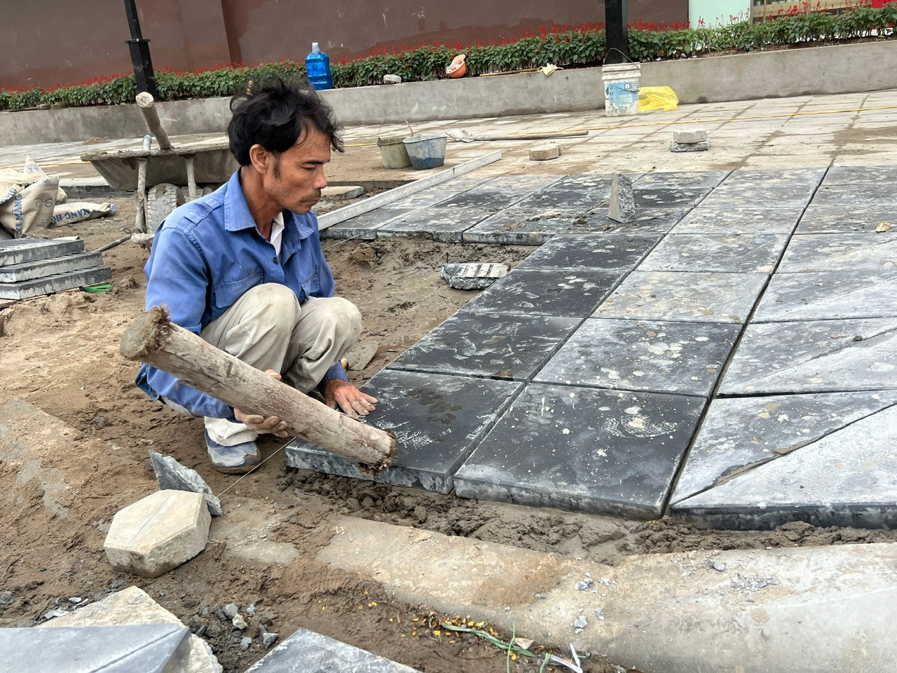 Mới đây, Sở Xây dựng Hà Nội đã có thông tin về các dự án lát vỉa hè tại Hà Nội, theo đó, Sở đã kiểm tra 9 tuyến phố thuộc 5 dự án trên địa bàn quận Đống Đa và Cầu Giấy. Qua kiểm tra, sở đã kịp thời chấn chỉnh, hướng dẫn các cơ quan chuyên môn, chủ đầu tư chỉnh trang lát hè đảm bảo theo quy định. Về công tác lập, thẩm định, phê duyệt hồ sơ thiết kế, quản lý chất lượng công trình, Sở Xây dựng Hà Nội cho rằng "cơ bản phù hợp theo quy định hiện hành".