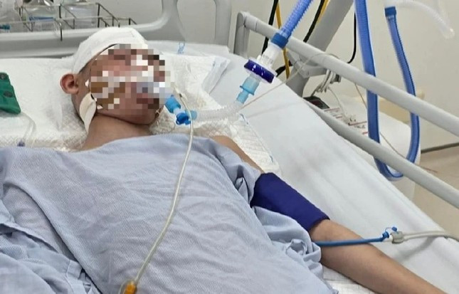 Nam sinh đang điều trị tại bệnh viện Nam sinh đang điều trị tại bệnh viện