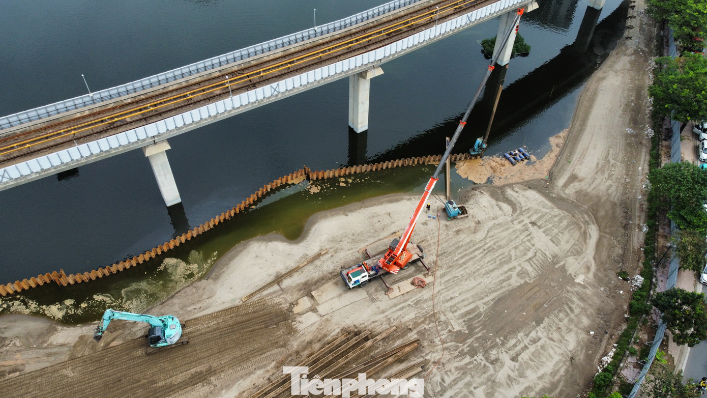 Nhà thầu thi công dự án cho rằng, phần diện tích kè san lấp là một phần trong thiết kế biện pháp thi công để làm bãi tập kết máy móc, thiết bị thi công và đường tạm phục vụ công tác ép cọc, thi công đường dạo quanh hồ.