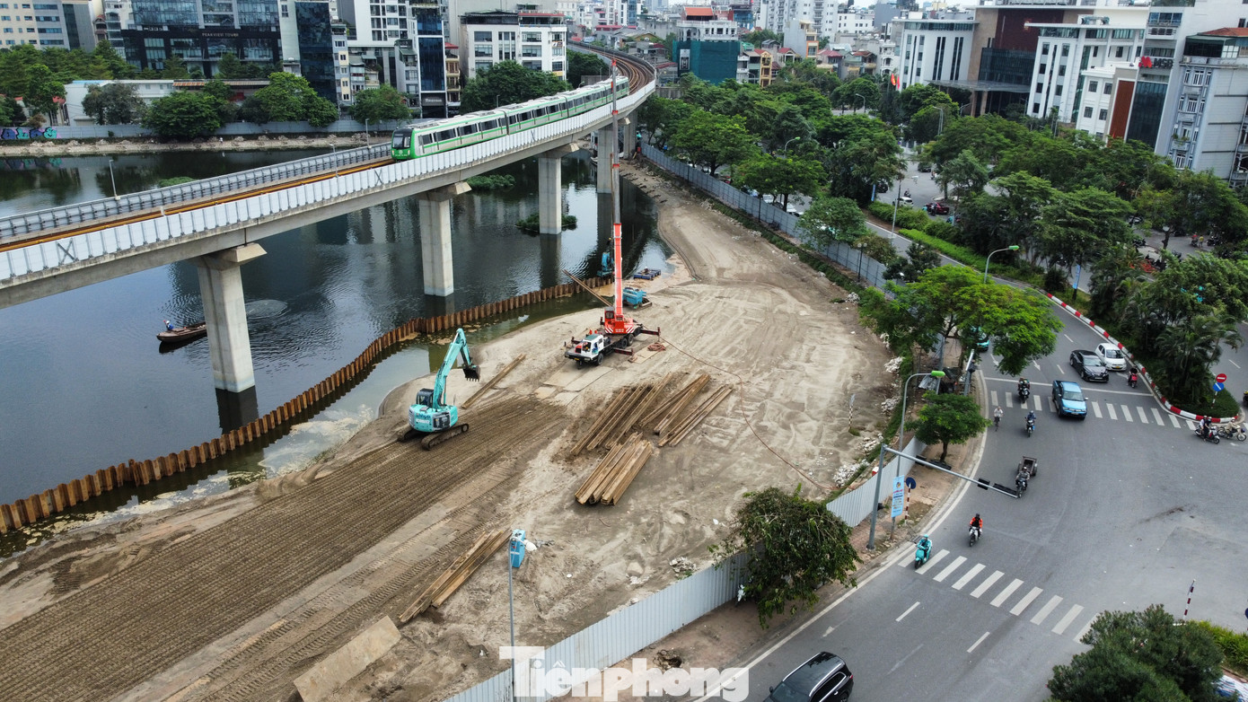 Đại diện UBND quận Đống Đa cho biết thêm, dự án sẽ cải tạo, mở rộng, nâng cấp đường dạo dưới trên cơ sở kè hiện trạng bằng đá tự nhiên nhám bề mặt. Thay thế hệ thống lan can quanh hồ đã xuống cấp, hư hỏng. Trồng mới, thay thế một số cây xanh bóng mát bị sâu mục, nghiêng ngả, gãy đổ, không thuộc chủng loại cây đô thị; bố trí hệ thống cây thảm, cây bụi trang trí xen kẽ hệ thống ghế ngồi, đường dạo ven hồ...