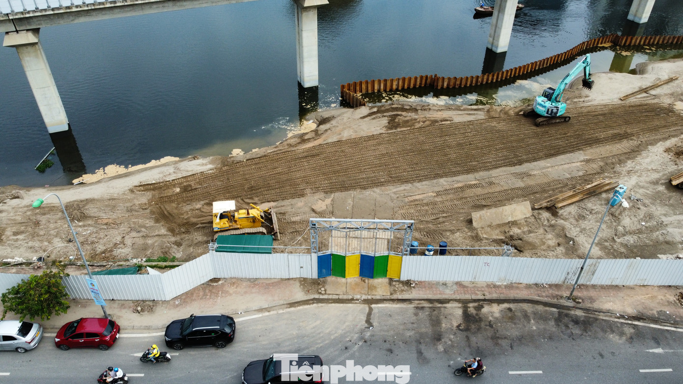 Tuy nhiên, nhiều người dân quanh khu vực hết sức bất ngờ khi đơn vị thi công san lấp, đóng cọc cừ xuống lòng hồ (khu vực mặt đường Hoàng Cầu) khiến diện tích mặt hồ bị thu hẹp.