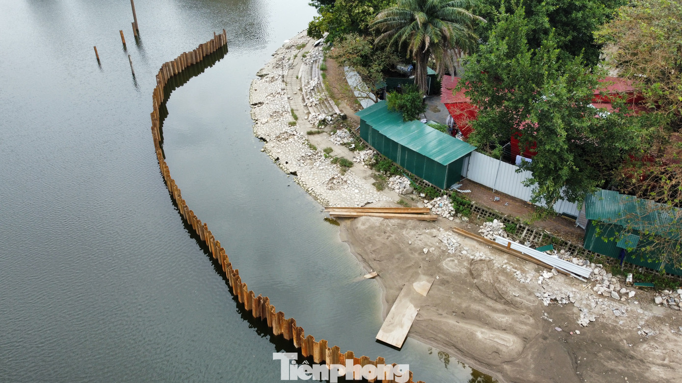 Bán đảo hồ Đống Đa cũng được quây cọc cừ nhằm mục đích mở rộng. Bán đảo hồ Đống Đa vốn được quy hoạch để thực hiện “Dự án đầu tư cải tạo nâng cấp khu vui chơi giải trí bán đảo hồ Đống Đa” với kỳ vọng sẽ trở thành khu vui chơi giải trí, phục vụ đời sống tinh thần cho người dân khu vực. Năm 2010, Hà Nội cấp giấy chứng nhận đầu tư cho Công ty CP đầu tư phát triển Hà Thủy để thực hiện dự án trên khu đất có diện tích hơn 5.600m2 với thời hạn thuê 50 năm.