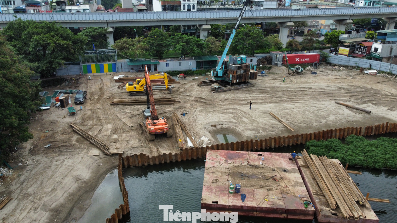 Hàng nghìn mét vuông mặt hồ Đống Đa bị san lấp, máy móc hoạt động tấp nập