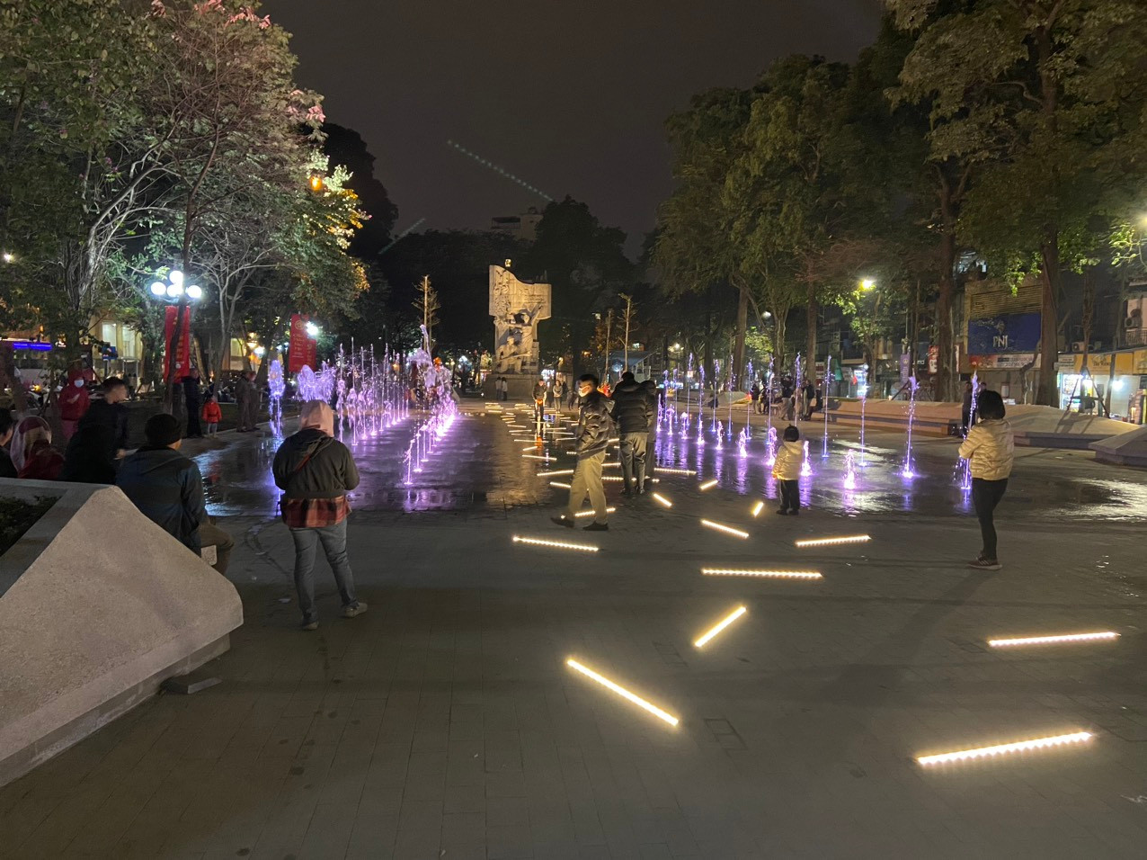 Chương trình nhạc nước diễn ra tối mùng 1 Tết Nguyên đán tại vườn hoa Vạn Xuân