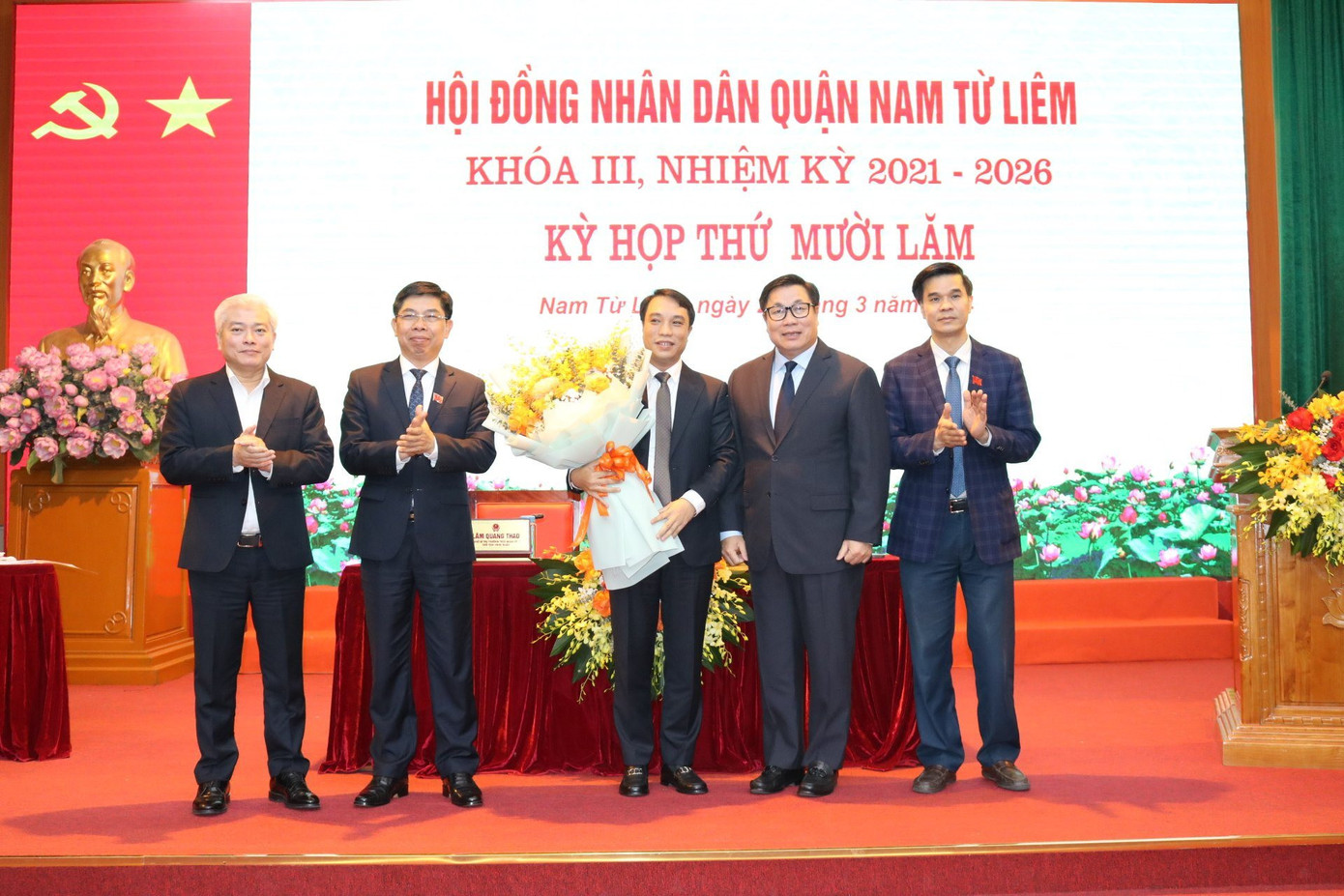 Lãnh đạo quận Nam Từ Liêm tặng hoa chúc mừng ông Phùng Ngọc Sơn, tân Phó Chủ tịch UBND quận