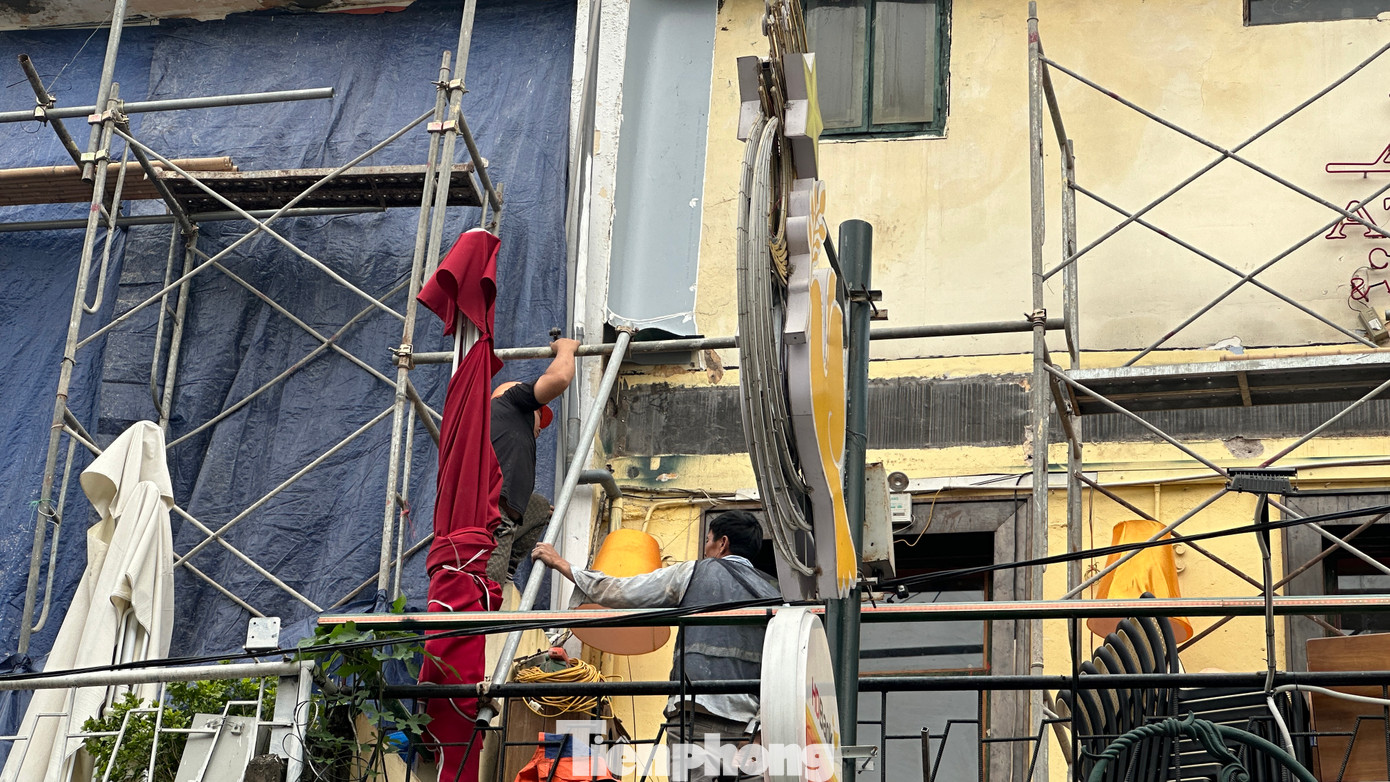 Có khoảng 51 hộ dân chủ yếu nằm trên tầng 2 phố Tràng Tiền được chỉnh trang. Tại tuyến phố này, nhiều hộ dân đã cơi nới, lấn chiếm khiến cho con phố nhếch nhác. Chủ đầu tư đã phối hợp với lực lượng quản lý đô thị để tháo dỡ các vi phạm này.