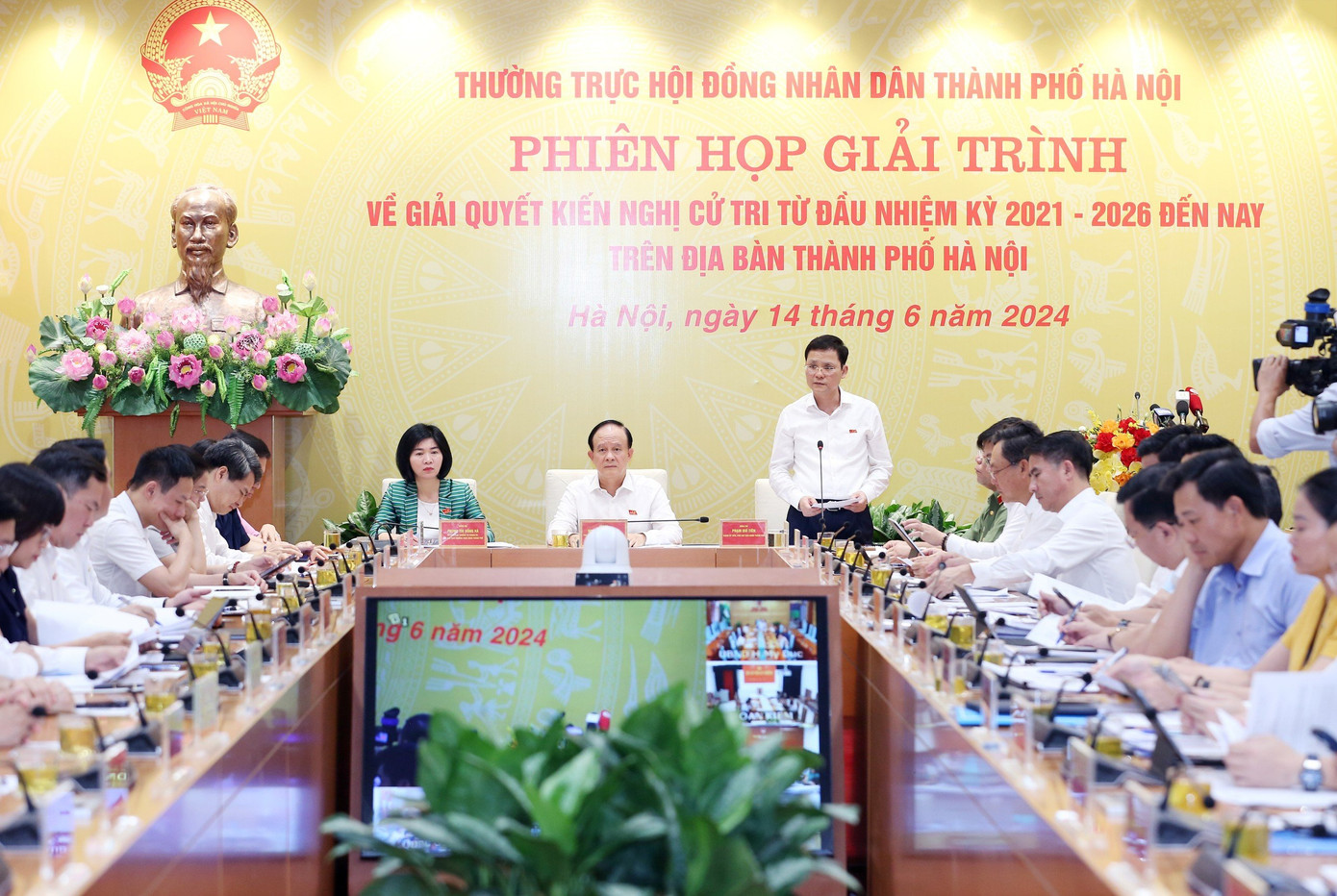 Quang cảnh phiên họp