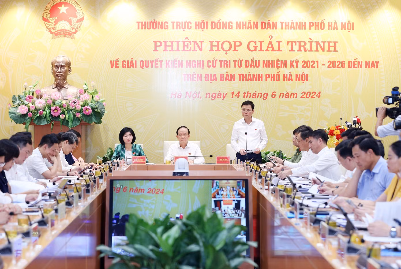 Quang cảnh phiên họp