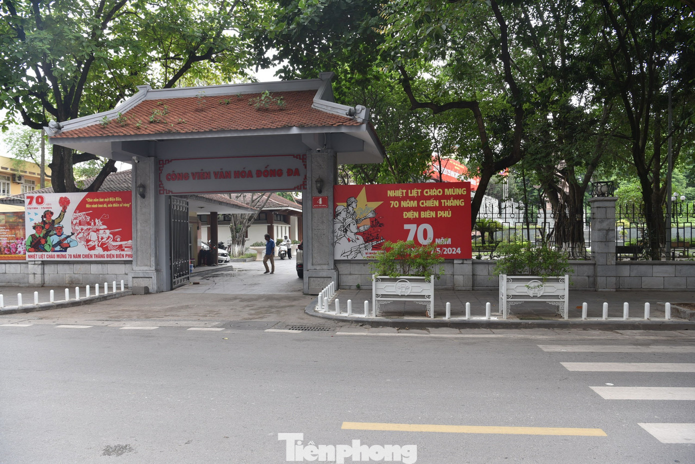 Ngoài ra, khu vực hồ Hoàng Cầu cũng được kết nối với di tích quốc gia đặc biệt Gò Đống Đa. Lãnh đạo quận Đống Đa cho biết hoạt động cải tạo hồ Hoàng Cầu sẽ kết hợp cùng cải tạo di tích lịch sử quốc gia đặc biệt Gò Đống Đa, đưa trình diễn 3Dmapping và hệ thống tour đêm vào đây.