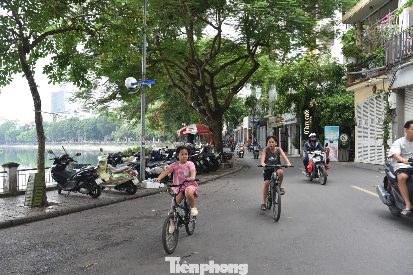 Nhiều người dân khi biết kế hoạch cải tạo hồ Hoàng Cầu thành khu vui chơi, tham quan bày tỏ sự ủng hộ bởi khu vực quanh hồ đã xuống cấp, cần sớm cải tạo.