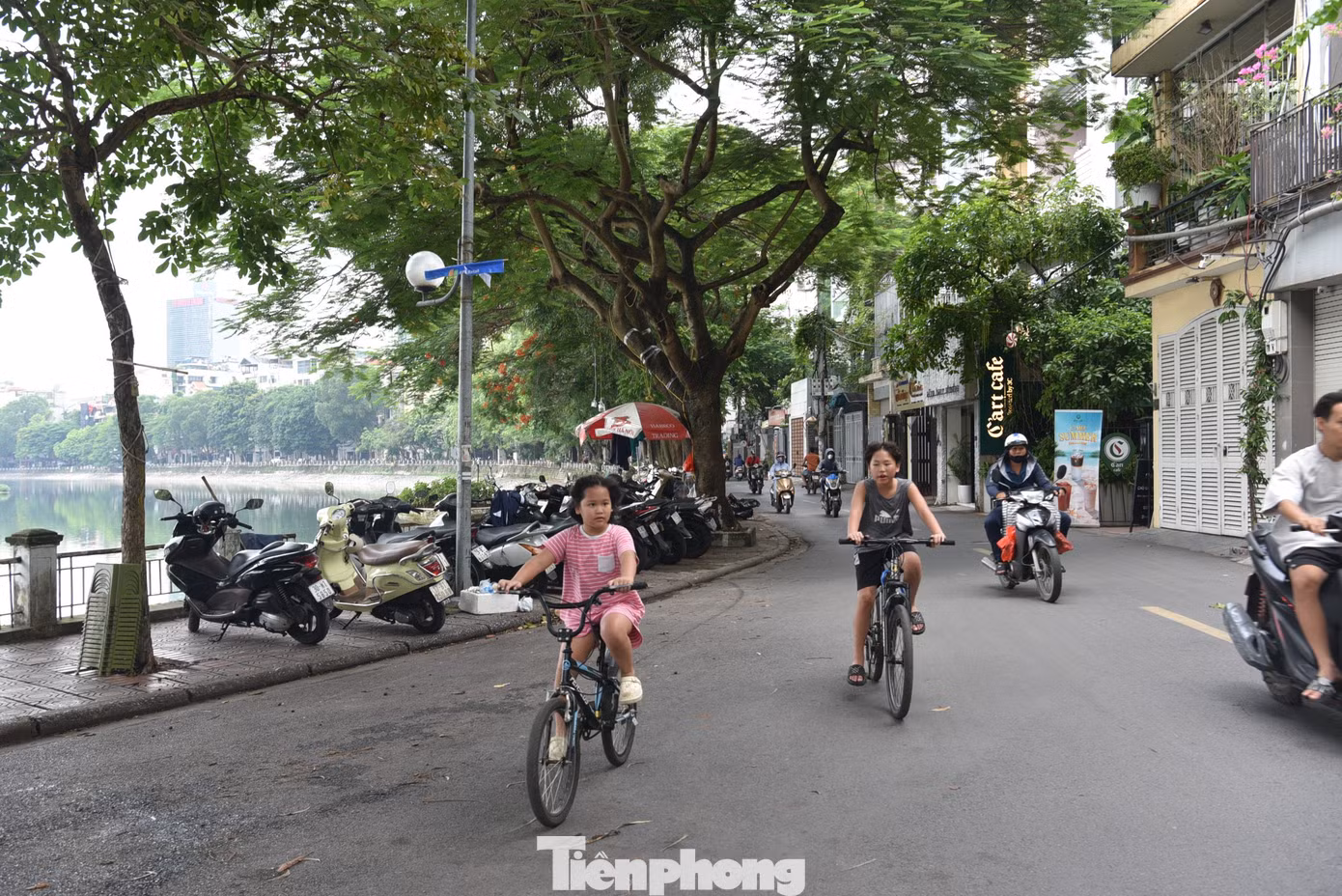 Nhiều người dân khi biết kế hoạch cải tạo hồ Hoàng Cầu thành khu vui chơi, tham quan bày tỏ sự ủng hộ bởi khu vực quanh hồ đã xuống cấp, cần sớm cải tạo. Nhiều người dân khi biết kế hoạch cải tạo hồ Hoàng Cầu thành khu vui chơi, tham quan bày tỏ sự ủng hộ bởi khu vực quanh hồ đã xuống cấp, cần sớm cải tạo.