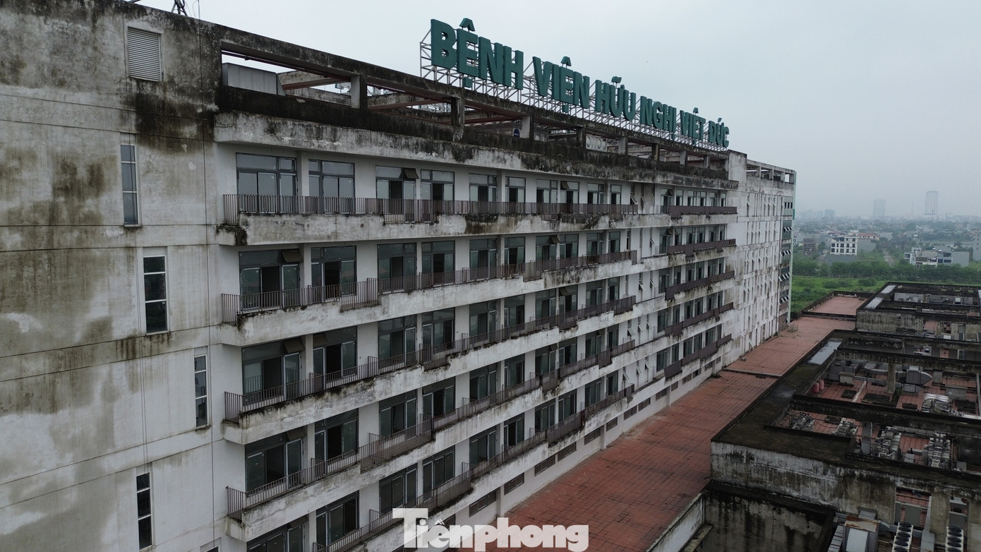 Bên trong Bệnh viện Việt Đức, có nhiều hạng mục phụ trợ đang được xây dựng dang dở, xuống cấp nghiêm trọng