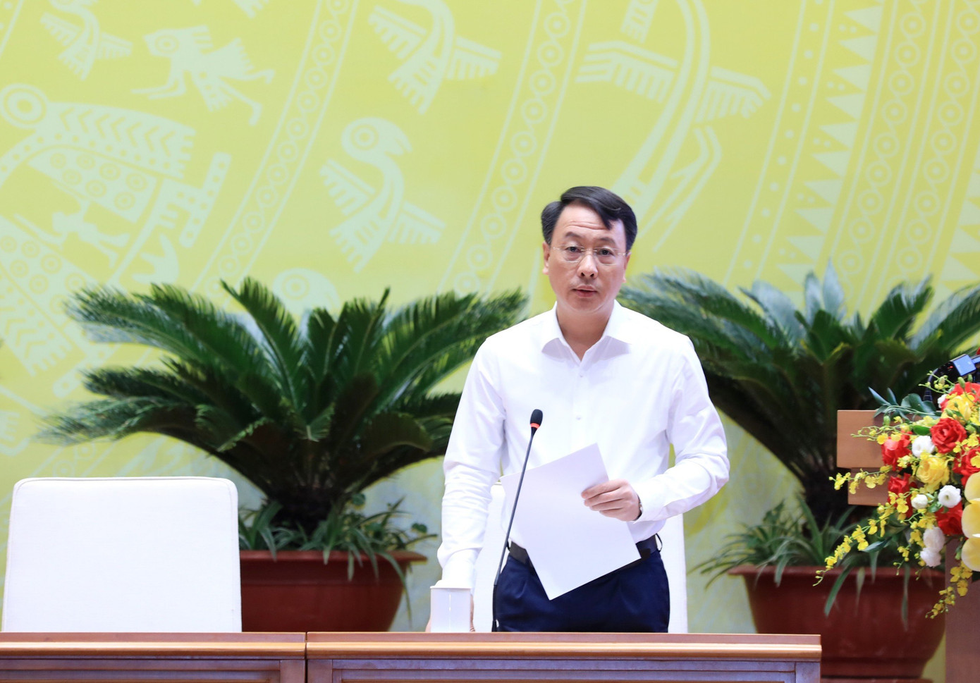 Giám đốc Sở Nội vụ Trần Đình Cảnh trả lời chất vấn đại biểu. Giám đốc Sở Nội vụ Trần Đình Cảnh trả lời chất vấn đại biểu.