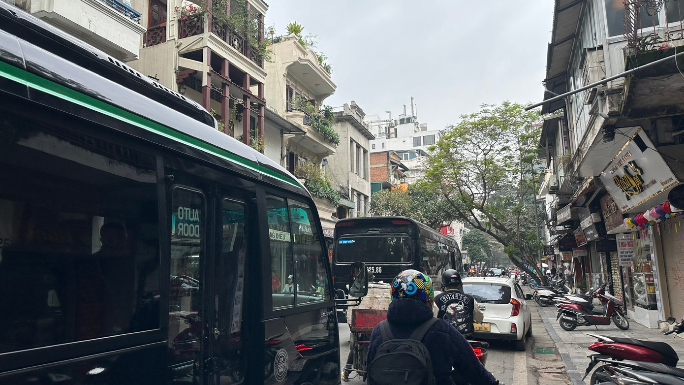 Cùng phối hợp xử lý, Thanh tra Sở Giao thông vận tải thành phố Hà Nội cho biết, riêng địa bàn Hoàn Kiếm từ ngày 10/1/2024 đến nay đã xử lý 9 trường hợp xe ô tô dừng đỗ không đúng quy định.