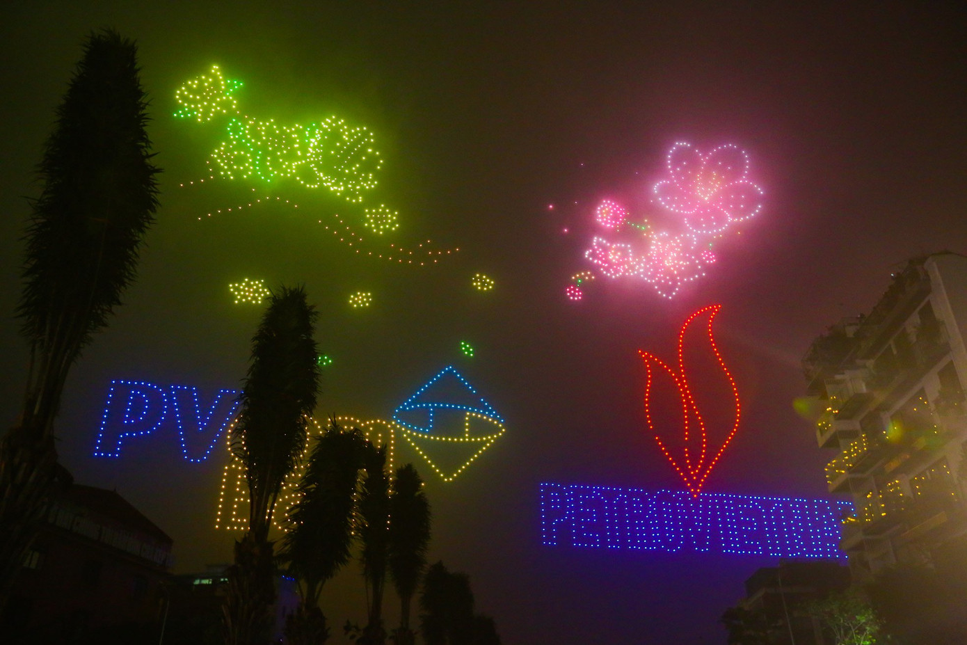 Buổi biểu diễn chính thức "Lễ hội ánh sáng nghệ thuật Hà Nội - Rực rỡ Thăng Long” sẽ bắt đầu từ 23h30 ngày 9/2/2024 (đêm 30/12 tháng Chạp năm Qúy Mão) đến 0h15 ngày 10/2/2024 (mùng 1/1 tháng Giêng năm Giáp Thìn) tại khu vực đường Nguyễn Đình Thi - Trích Sài (gần ngã ba Văn Cao), Hồ Tây, Hà Nội.