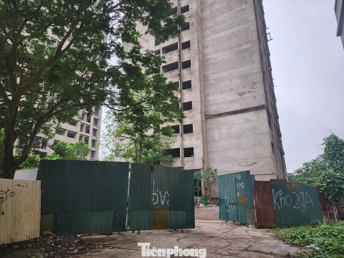 4 khối nhà sừng sững xây dựng dang dở của dự án này như những cục bê tông khổng lồ án ngữ cửa ngõ phía Nam của thủ đô nhiều năm nay.