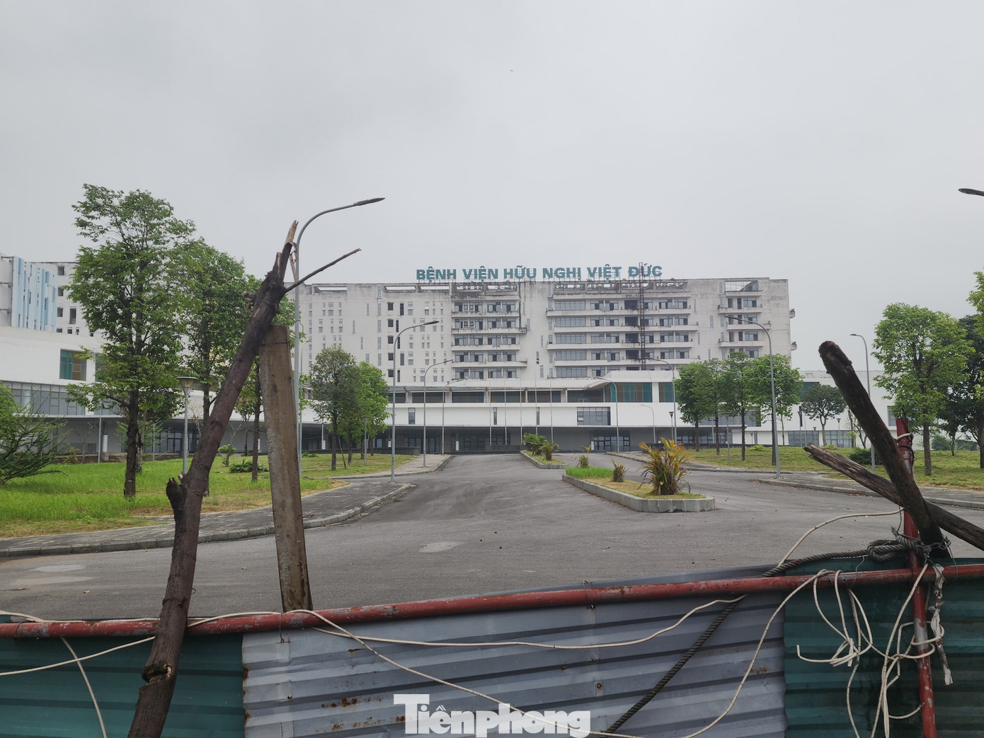 Ghi nhận tại Bệnh viện Việt Đức cơ sở 2 tại thành phố Phủ Lý (tỉnh Hà Nam), khu vực cổng chính rào chắn bằng barie, tấm tôn và lá cọ. Phòng bảo vệ cũng bịt kín, không có một ai ở đây.