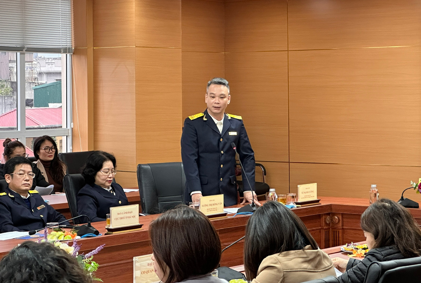 Cục trưởng Cục Thuế Hà Nội Vũ Mạnh Cường trao đổi với các cơ quan báo chí