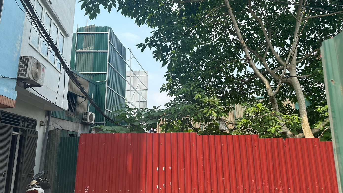 Ông Thái khuyến cáo người dân tuyệt đối không cất trữ hóa chất dễ cháy nổ, không để các hàng hóa, vật dụng, đồ dùng dễ cháy gần nguồn lửa, nguồn nhiệt. Bố trí đồ đạc, vật dụng trong nhà một cách khoa học để không làm cản trở các lối thoát nạn trong nhà. Đồng thời cần đảm bảo bố trí đủ 2 lối thoát nạn gồm cửa ra vào chính và lối thoát nạn khẩn cấp bên trên, như lối ra ban công, lối lên trên sân thượng hoặc lối lên mái.