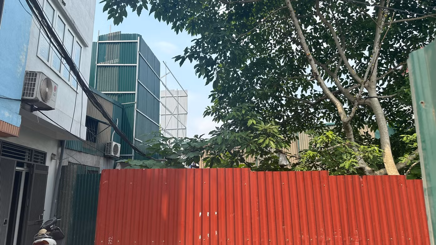 Ông Thái khuyến cáo người dân tuyệt đối không cất trữ hóa chất dễ cháy nổ, không để các hàng hóa, vật dụng, đồ dùng dễ cháy gần nguồn lửa, nguồn nhiệt. Bố trí đồ đạc, vật dụng trong nhà một cách khoa học để không làm cản trở các lối thoát nạn trong nhà. Đồng thời cần đảm bảo bố trí đủ 2 lối thoát nạn gồm cửa ra vào chính và lối thoát nạn khẩn cấp bên trên, như lối ra ban công, lối lên trên sân thượng hoặc lối lên mái.
