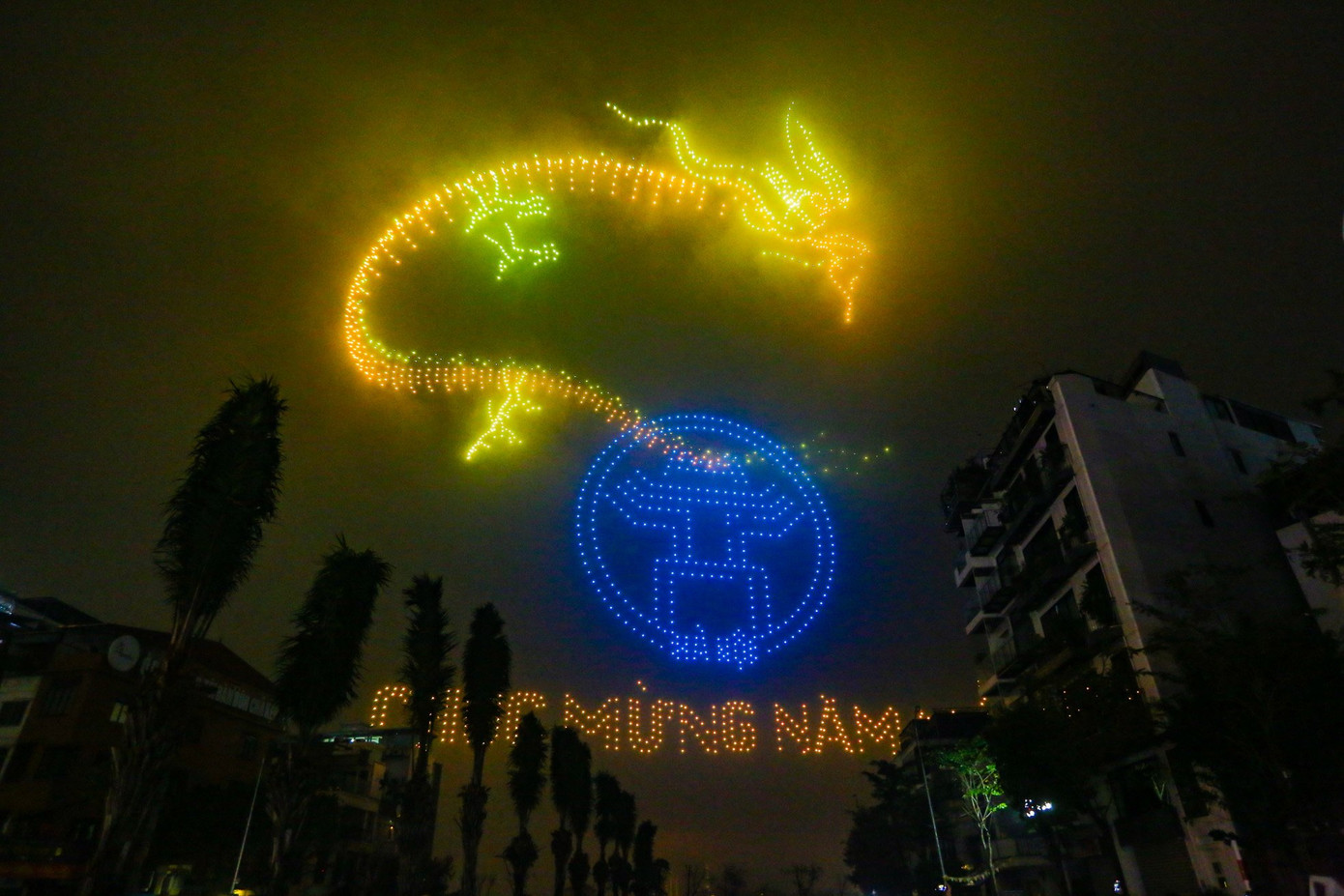 Biểu tượng rồng thời Lý bay lượn trên bầu trời, kết nối những hình ảnh đẹp nhất của vùng đất Thăng Long - Hà Nội.