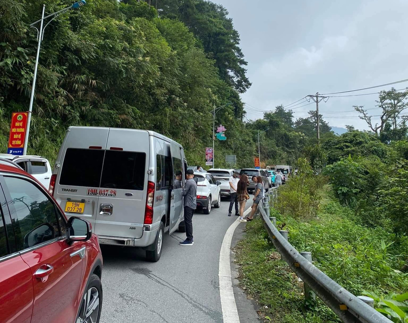 Đường lên thị trấn Tam Đảo ùn tắc nhiều giờ do số lượng du khách đổ về quá lớn. Ảnh: MXH