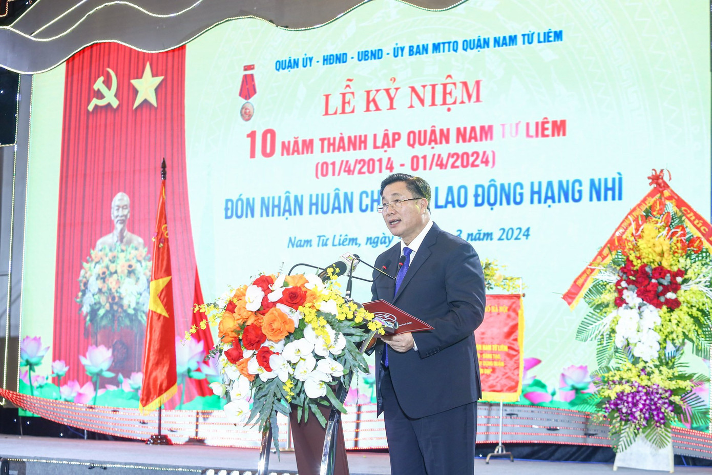 Bí thư Quận ủy Nam Từ Liêm Nguyễn Quang Hiếu phát biểu tại buổi lễ Bí thư Quận ủy Nam Từ Liêm Nguyễn Quang Hiếu phát biểu tại buổi lễ